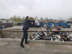 Stig afleverer det sidste metalaffald på genbrugsstationen i Slagelse. 
